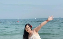 女子上衣被褪至胸口袒露